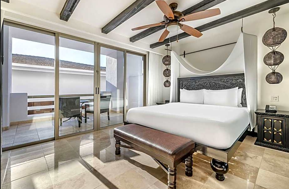 Junior 1 King Bed Suite, Balcony