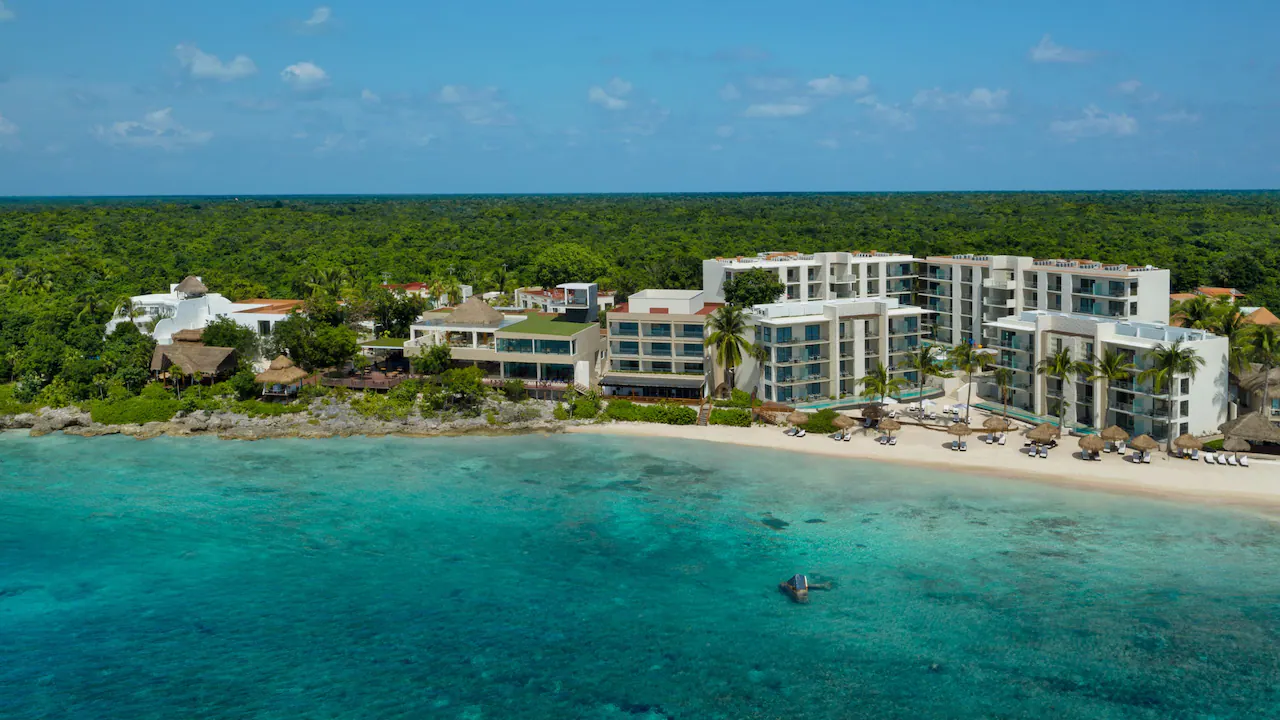 DRCZM-P0016-Hotel-Aerial-View.16x9