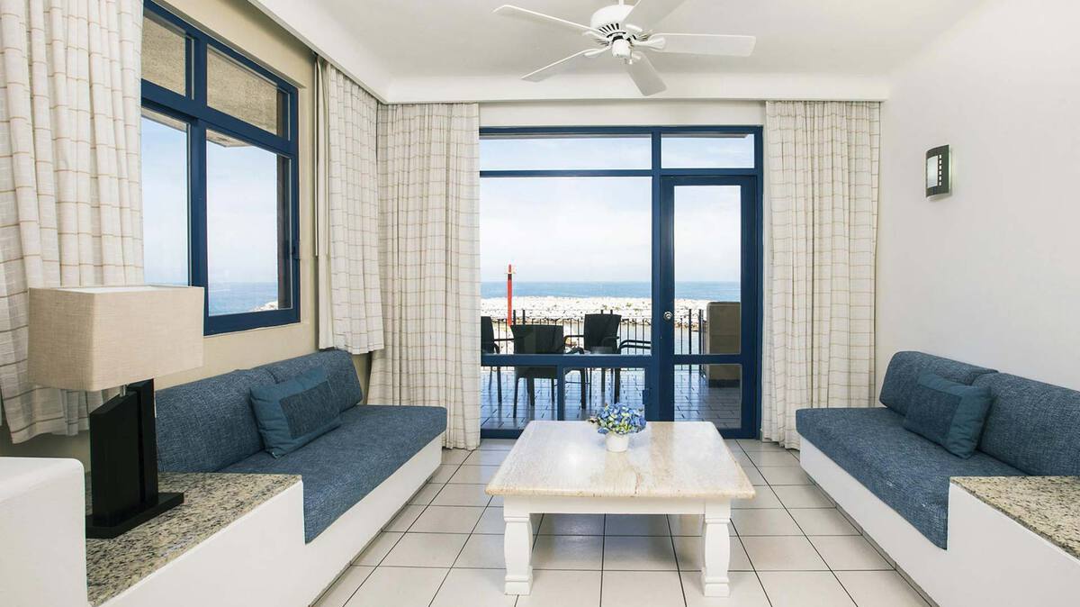 junior-suite-seating-area